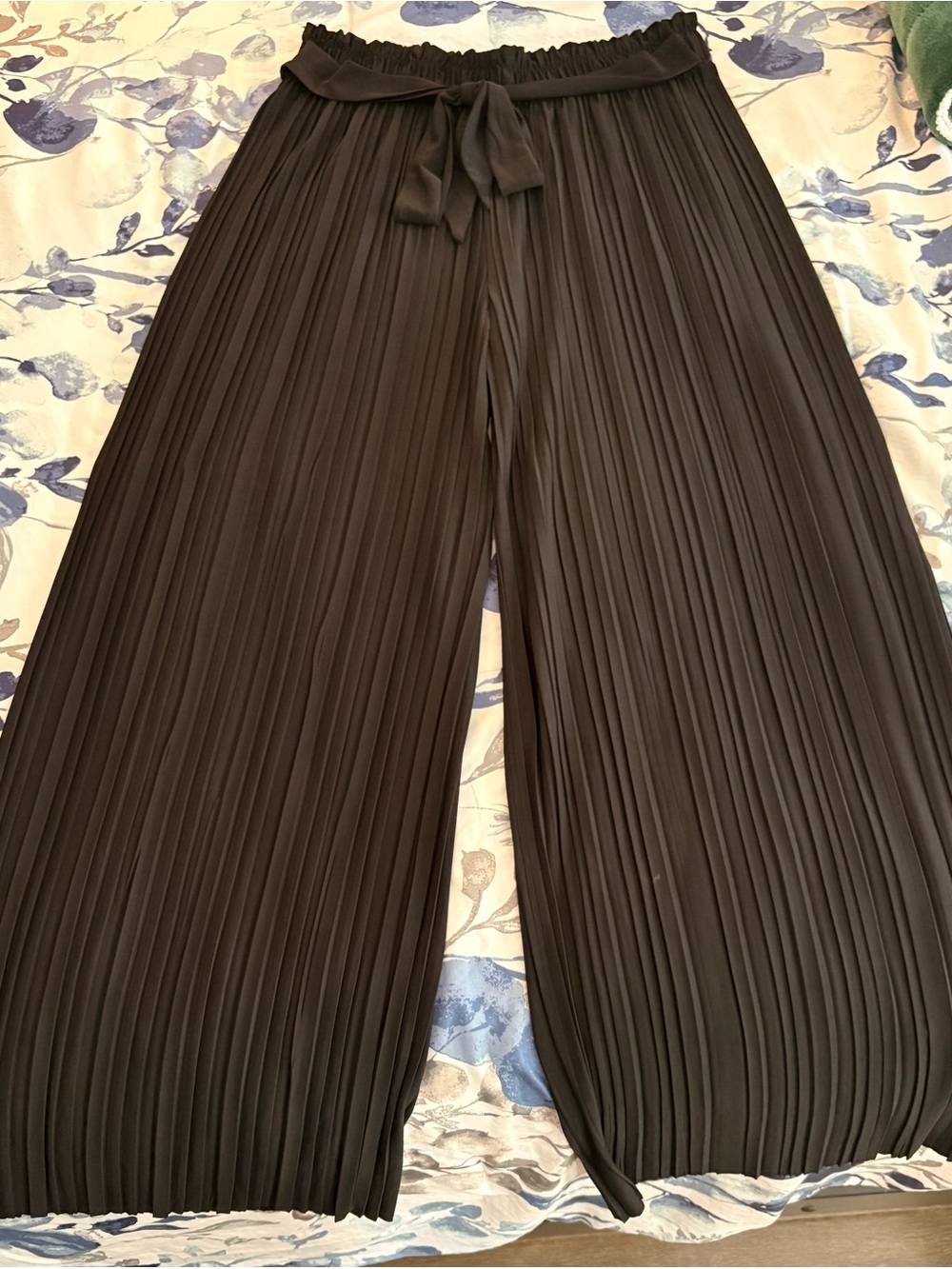 Pleated Wide-Leg Pants - Black